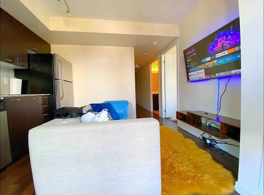 Cozy One Bedroom Unit With Balcony Toronto Apartment